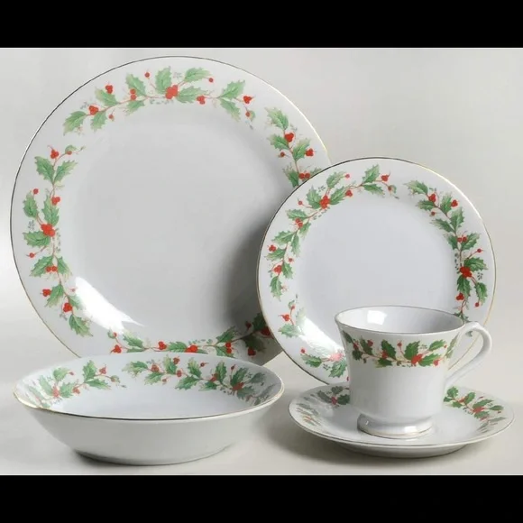 Noel Edition Holly and Berries Fine China Dinnerware
